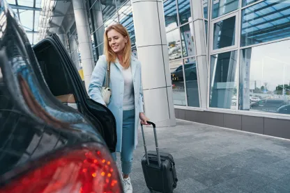 femme ayant reserver vtc orly rentrant dans vehicule avec bagages